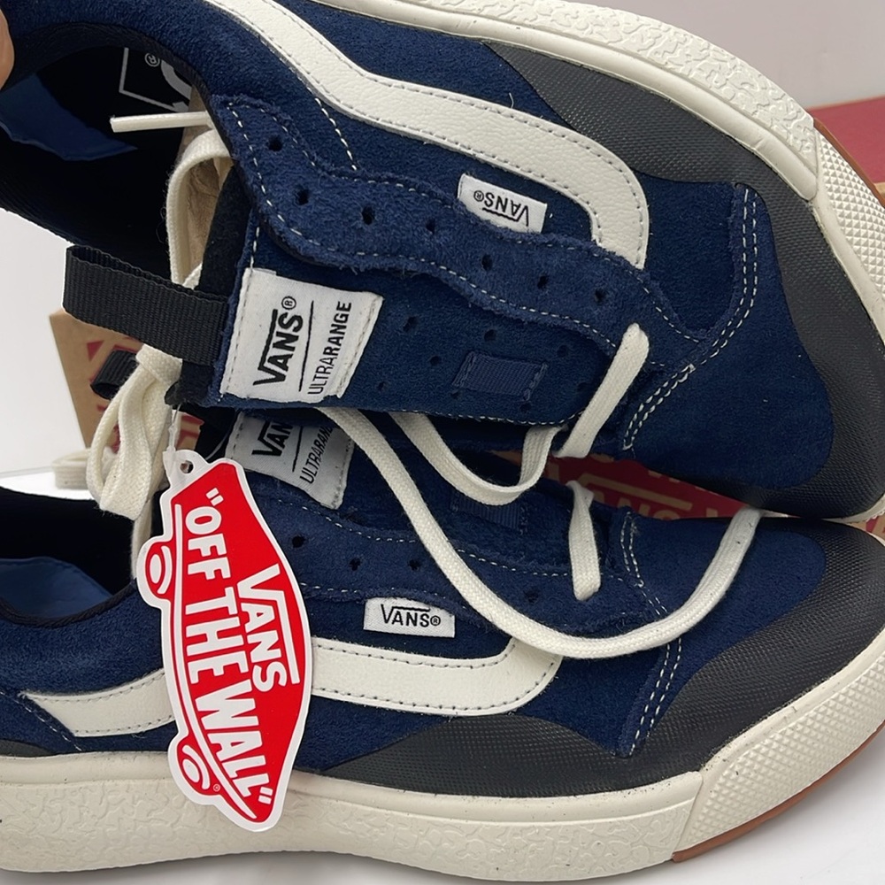 Vans WMNS Blue White Sneakers Ultrarange Exo
Suede Dress Blues/Black
VN0A4UWMLKV - Picture 14 of 16